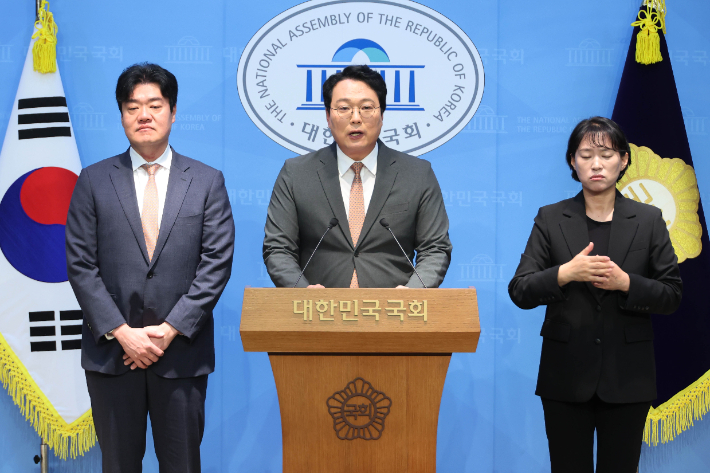 개혁신당 천하람 의원이 5일 서울 여의도 국회 소통관에서 10.15 부동산 대책의 위법성을 지적하는 기자회견을 하고 있다. 연합뉴스