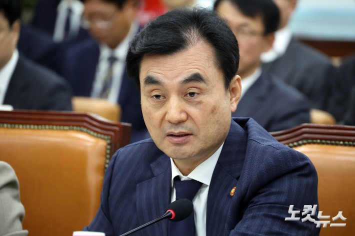 안규백 국방부 장관이 5일 서울 여의도 국회에서 열린 국방위원회 전체회의에서 질의에 답변을 하고 있다.