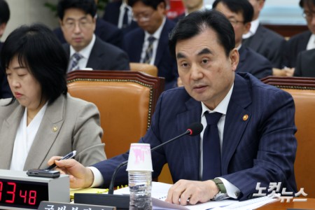 안규백 국방부 장관이 5일 서울 여의도 국회에서 열린 국방위원회 전체회의에서 질의에 답변을 하고 있다.