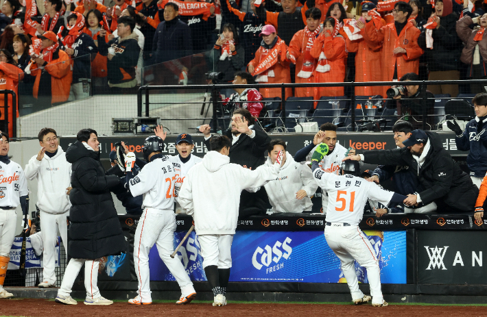 지난달 29일 대전한화생명볼파크에서 열린 2025 프로야구 KBO리그 포스트시즌 한국시리즈 3차전 LG 트윈스와 한화 이글스의 경기. 8회말 2사 만루 한화 심우준 2타점 2루타 때 득점한 채은성과 문현빈이 동료들의 축하를 받고 있다. 연합뉴스 