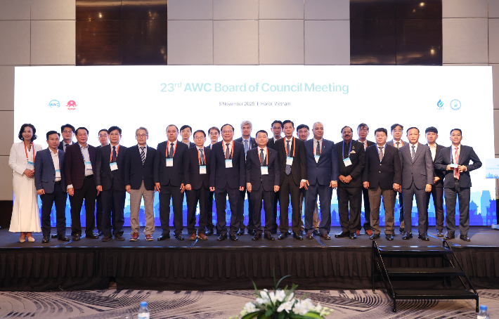 아시아물위원회(AWC)에 참석한 윤석대 한국수자원공사 사장과 베트남 정부관계자, 관련 기업 대표들이 기념촬영을 하고 있다. 수자원공사 제공