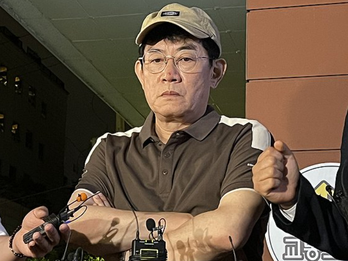 개그맨 이경규가 지난 6월 24일 서울 강남경찰서에서 약물 운전 혐의 관련 조사를 마친 뒤 취재진 앞에 서있는 모습. 연합뉴스