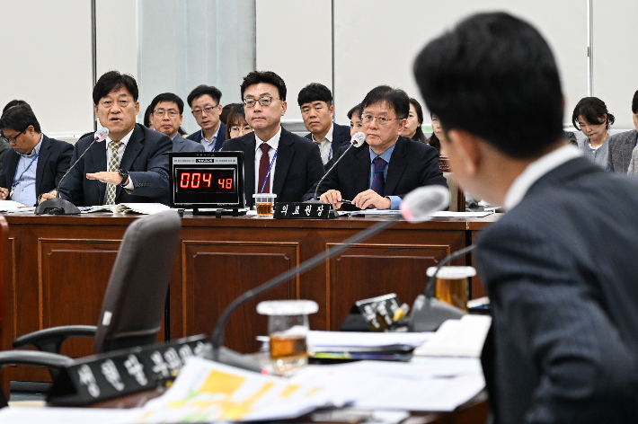 5일 부산의료원을 대상으로 행정감사를 열고 있는 부산시의회 복지환경위. 부산시의회 제공