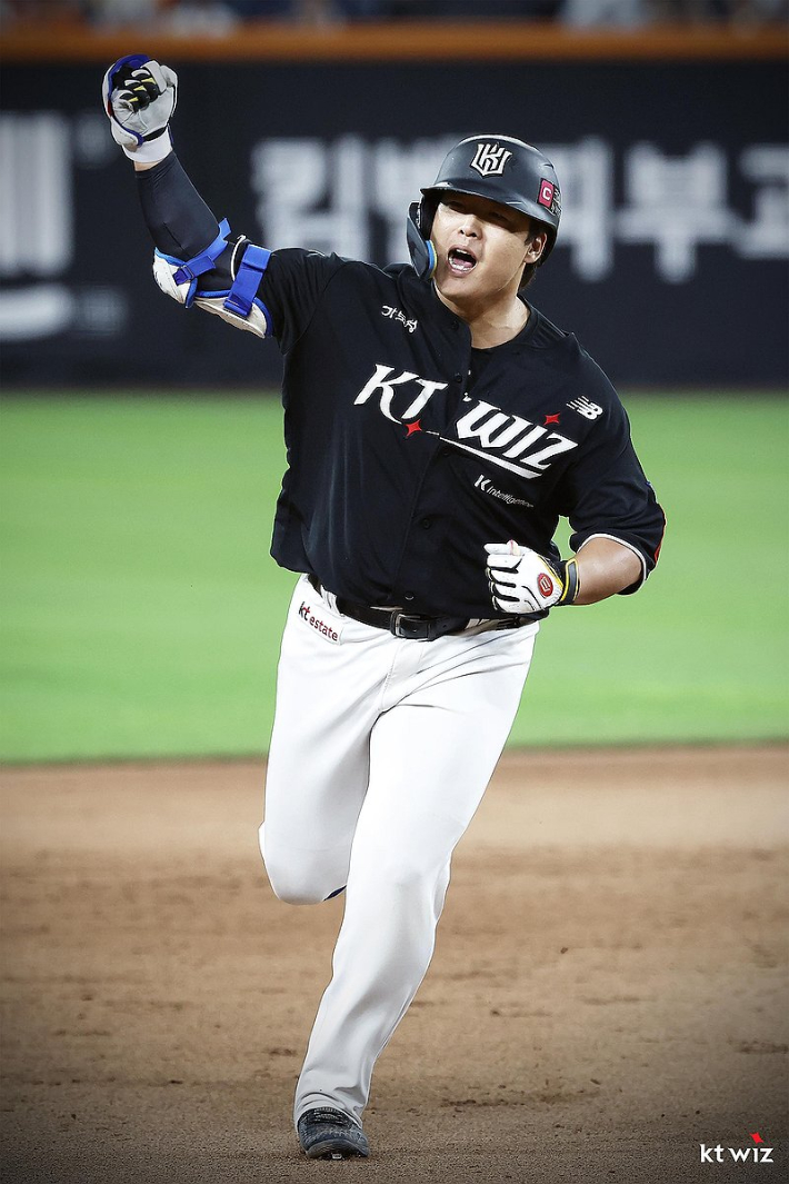  올 시즌 뒤 FA로 풀린 좌타자 강백호. kt 