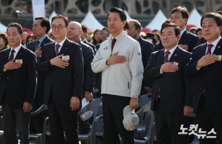 소상공인의 날인 5일 오후 서울 중구 서울광장에서 열린 서울시 소상공인의 날 기념행사에서 오세훈 서울시장이 국민의례를 하고 있다.