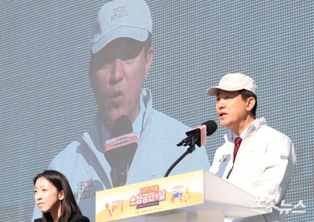 소상공인의 날인 5일 오후 서울 중구 서울광장에서 열린 서울시 소상공인의 날 기념행사에서 오세훈 서울시장이 축사를 하고 있다.