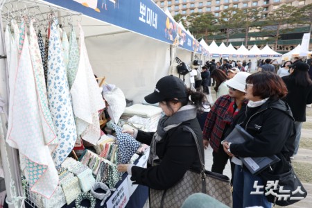 소상공인의 날인 5일 오후 서울 중구 서울광장에서 열린 서울시 소상공인의 날 기념행사에 마련된 부스를 시민들이 둘러보고 있다.