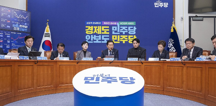 더불어민주당 정청래 대표가 5일 국회에서 21대 대선 백서 발간 시연회 직후 열린 최고위원회의에서 발언하고 있다. 연합뉴스