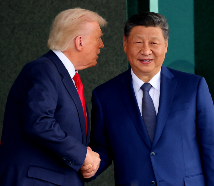 도널드 트럼프 미국 대통령(왼쪽)과 시진핑 중국 국가주석이 지난달 30일 부산 김해공군기지 의전실 나래마루에서 미중 정상회담을 마친 뒤 회담장을 나서며 악수하는 모습. 연합뉴스