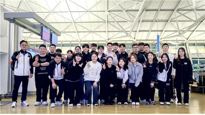 출국을 앞두고 기념사진을 찍은 한국 사격대표팀. 대한사격연맹 제공