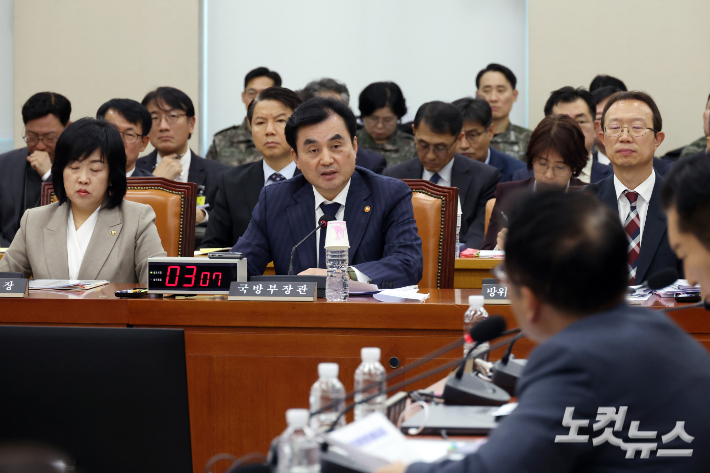 안규백 국방부 장관이 5일 서울 여의도 국회에서 열린 국방위원회 전체회의에서 질의에 답변을 하고 있다. 윤창원 기자