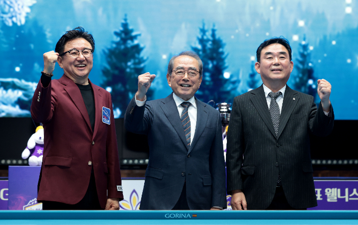 PBA 장상진 부총재(왼쪽부터), PBA 김영수 총재, 강원랜드 최철규 대표이사 직무대행이 하이원리조트 챔피언십 개막식서 기념 사진을 찍고 있다. PBA
