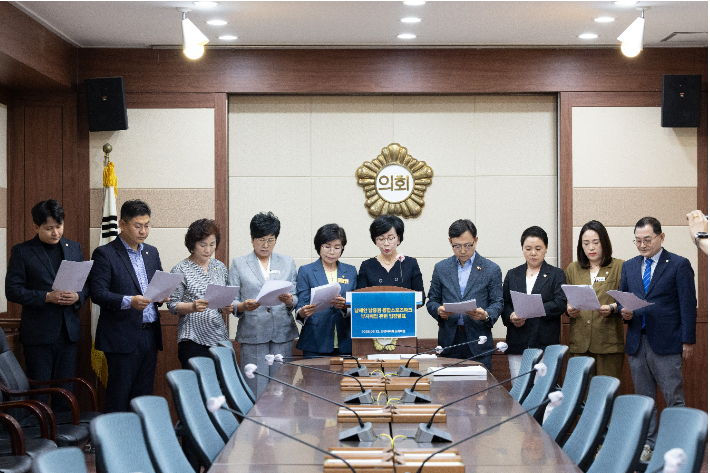 장경순 순천시의원 등이 지난 6월 종합스포츠파크 부지매입 부결에 대한 입장을 밝히고 있다. 장경순 의원 제공