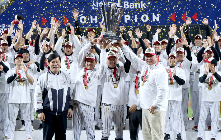 2025 프로야구 KBO 리그 포스트 시즌 한국시리즈에서 LG가 통합 우승을 차지한 뒤 시상식에서 KBO 허구연 총재(사진 왼쪽부터), 염경엽 감독, 주장 박해민, 차명석 단장이 기념 촬영하고 있다. 연합뉴스