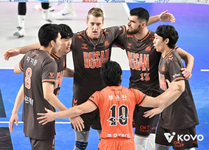 OK저축은행은 최근 디펜딩 챔피언 현대캐피탈을 꺾는 등 만만치 않은 전력을 자랑한다. 한국배구연맹