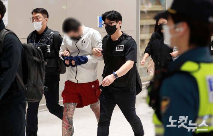 캄보디아에 구금됐던 한국인들이 인천공항을 통해 송환되고 있다. 이들은 보이스피싱 등 국제 범죄 조직에 가담한 혐의를 받고 있다. 이번 기사와 관련 없음. 인천공항=황진환 기자