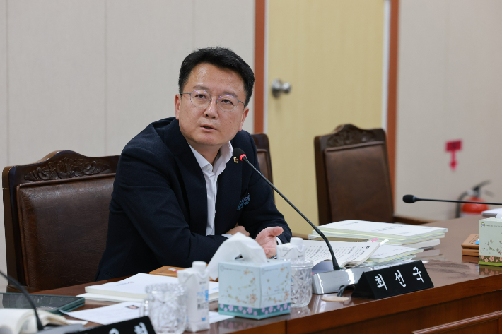 전라남도의회 경제관광문화위원회 최선국 의원(더불어민주당, 목포 1)은 지난 4일 열린 전남도 전략산업국 행정사무감사에서 전남도의 AI 전문가 태부족 실태를 강도 높게 지적했다. 전남도의회 제공 