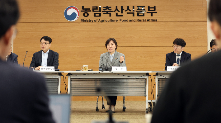 송미령 농림축산식품부 장관이 5일 정부세종청사 농식품부 대회의실에서 출입 기자 간담회를 열고 있다. 연합뉴스