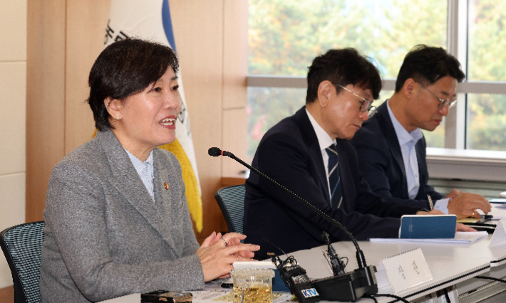 송미령 농림축산식품부 장관이 5일 정부세종청사 농식품부 대회의실에서 출입 기자 간담회를 열고 있다. 연합뉴스