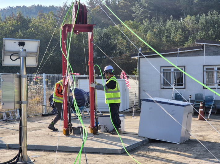 포항시는 5일 ㈜희송지오텍이 북구 흥해읍 지열발전부지 내에 심부지진계 2세트를 안전하게 재설치했다고 밝혔다. 포항시 제공