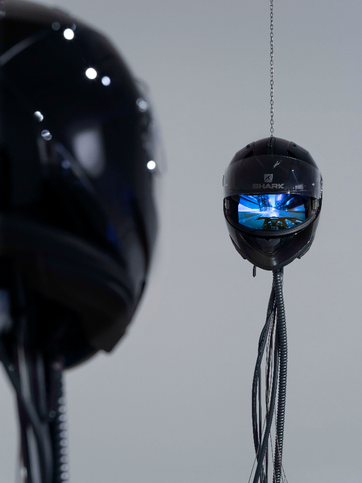 김아영, '고스트댄서 A', 헬멧, 영상, 태블릿, 전선, 주름관, 체인, 가변 크기, 1분 40초. (2022) 《문법과 마법》 전시 전경 이미지, 갤러리현대, 서울(2022). 갤러리현대 제공