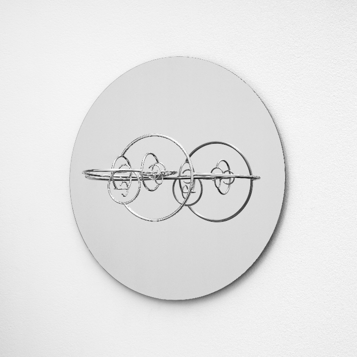 김아영, '궤도 댄스 3시', 황동, 니켈, 슈퍼미러, 35 x 35 x 16.6 cm(2022). 갤러리현대 제공