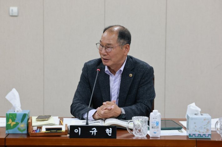 전라남도의회 이규현 의원(더불어민주당·담양 2)은 지난 4일 행정사무 감사에서 전라남도 출연기관인 전남바이오진흥원이 공공장비를 특정 민간업체에 특혜 임대한 데에 대해 질타하고 있다. 전남도의회 제공