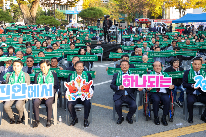 전북 진안군은 5일 군청 광장에서 '2026년 전북특별자치도민체육대회'의 성공 개최의 의지를 다지는 결의대회를 했다. 진안군 제공 