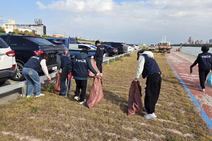 참여자들은 형산강과 송도 해변 일대에서 플로깅 활동을 진행하며, 하천 및 바닷가 주변 쓰레기를 수거하는 등 수질 정화에 동참했다. 포항YWCA 제공