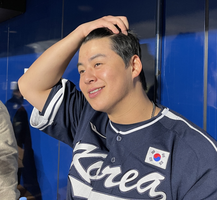 노시환이 5일 국가대표 훈련을 마친 뒤 인터뷰에 나선 모습. 연합뉴스