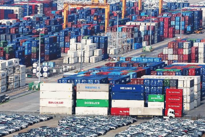 경기도 평택항에 컨테이너가 쌓여 있다. 연합뉴스