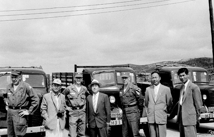 조중훈 창업주가 한진상사 창업 초창기 미군 관계자들과 찍은 사진. 한진그룹 제공