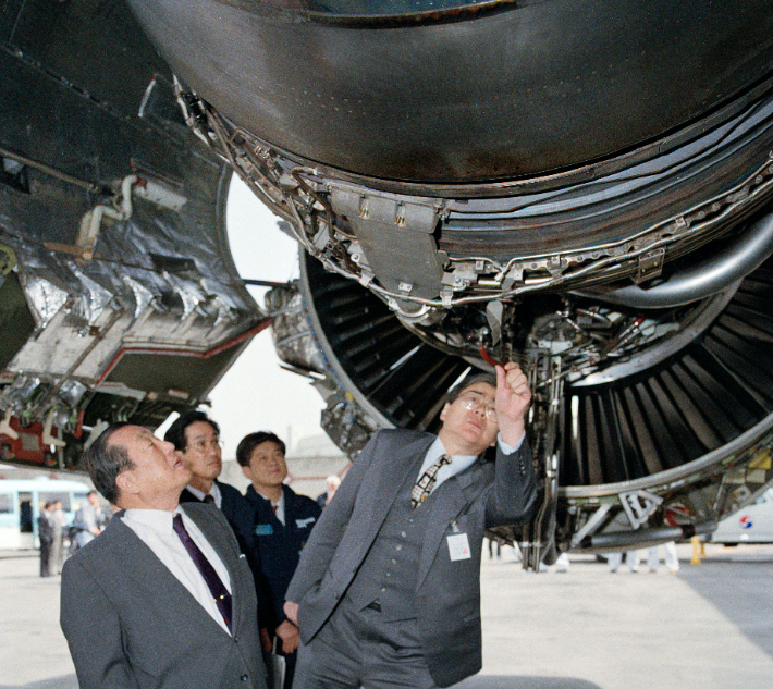 1995년 조중훈 한진그룹 창업주와 함께 보잉 777 항공기를 시찰하는 조양호 선대회장. 한진그룹 제공