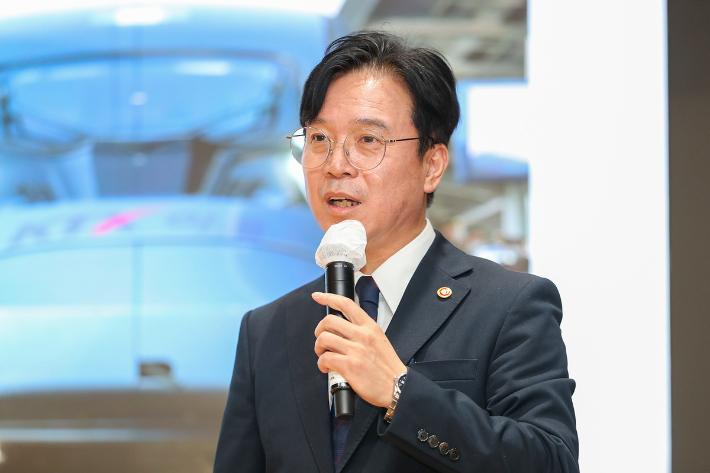 특강 중인 김영훈 장관. 동아대 제공