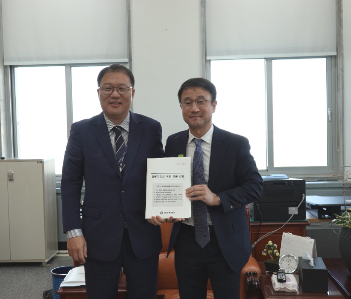 장금용 창원시장 권한대행이 5일 국회 한병도 예결위 위원장을 만나 내년도 주요 사업들의 국비 증액을 건의했다. 창원시 제공 