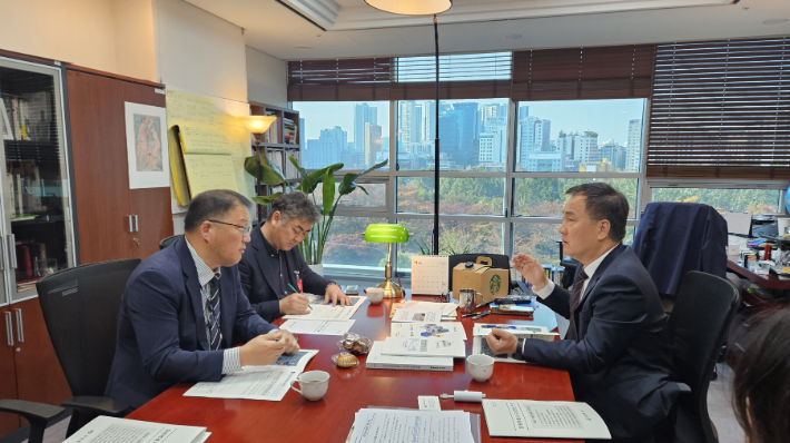 장금용 창원시장 권한대행이 5일 최형두 국회의원을 만나 내년도 주요 사업들의 국비 증액을 건의했다. 창원시 제공 