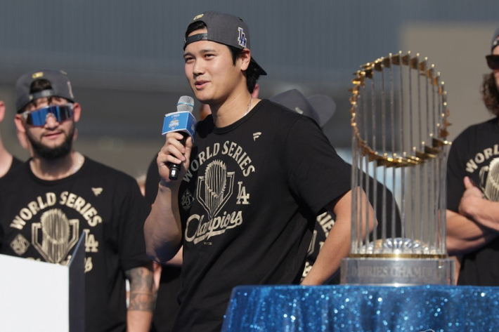 오타니 쇼헤이가 4일(한국 시각) 미국 캘리포니아주 로스앤젤레스에서 열린 로스앤젤레스 다저스 월드시리즈 우승 기념 카퍼레이드에서 팬들에게 인사하고 있다. 연합뉴스 