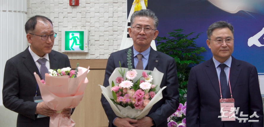 신임 노회장 염규석 목사(왼쪽)와 부노회장 이흥만 목사(가운데)와 박창수 장로가 노회원들에게 인사를 하고 있다. 한세민 교계기자