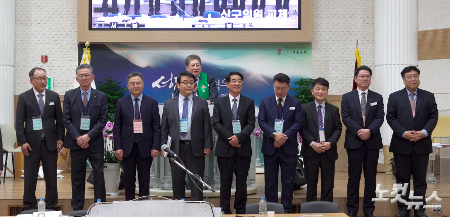 광주노회 40회기 신임원들이 인사하고 있다. 한세민 교계기자