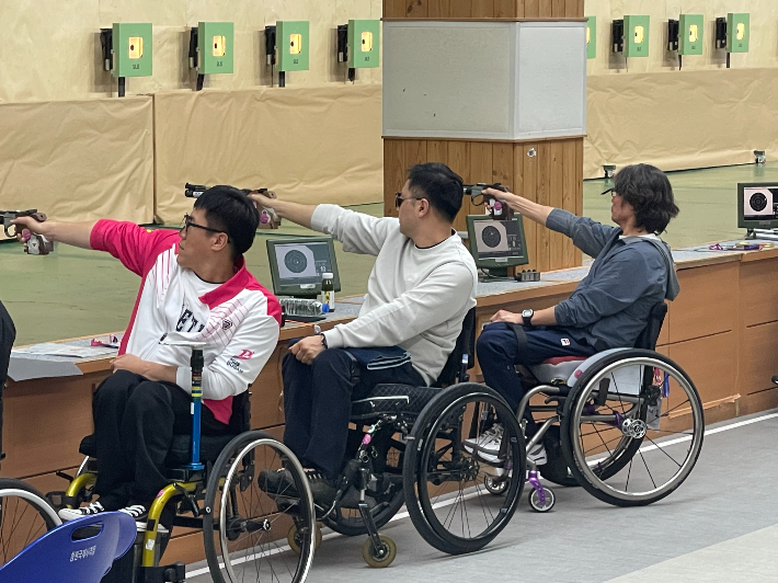 제45회 전국장애인체육대회 최우수선수상(MVP)를 차지한 사격 김정남 선수 경기 모습(가운데 김정남 선수). 대한장애인체육회 제공