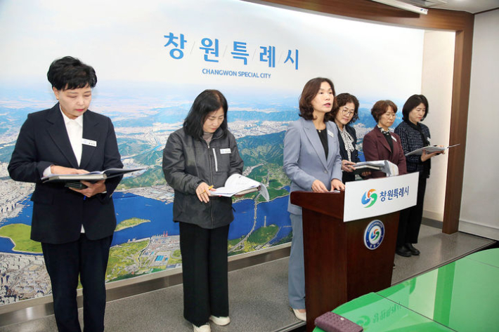 최영숙 창원시 복지여성보건국장이 5일 시청 프레스센터에서 여성친화도시 세 번째 지정 등과 관련해 브리핑을 하고 있다. 창원시 제공