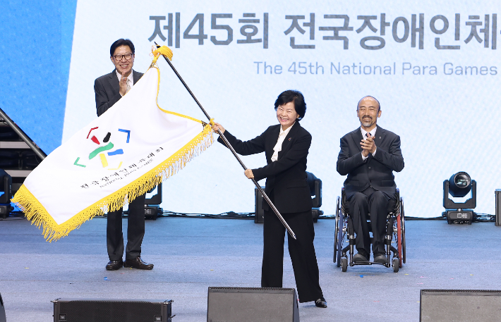 사직종합운동장 실내체육관에서 열린 제45회 전국장애인체육대회 폐회식에서 종합 1위를 한 경기도 선수단 기념촬영. 대한장애인체육회 제공