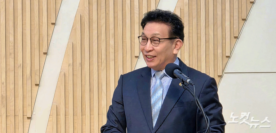 총무 박래언 장로(수정교회)가 결의문 채택에 앞서 내빈들을 소개하고 있다. 한세민 교계기자