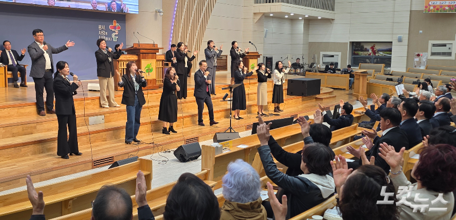 광주소망교회 '비파와 수금' 찬양팀의 인도로 성도들이 뜨겁게 찬양하고 있다. 한세민 교계기자