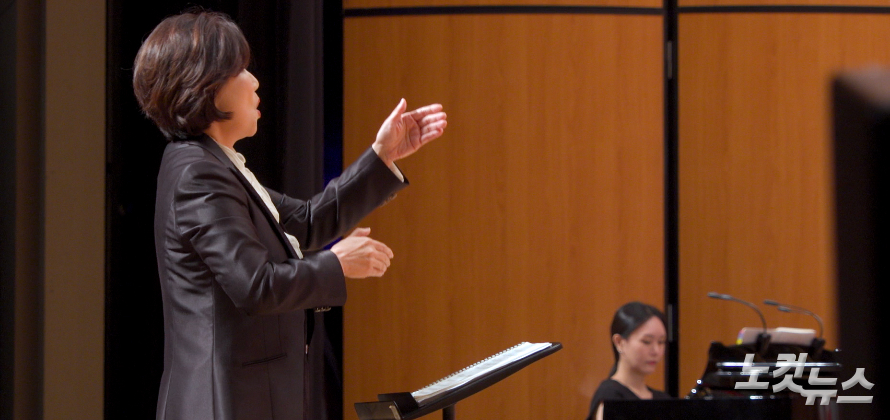 이현숙 권사가 지휘를 하고 있다. 