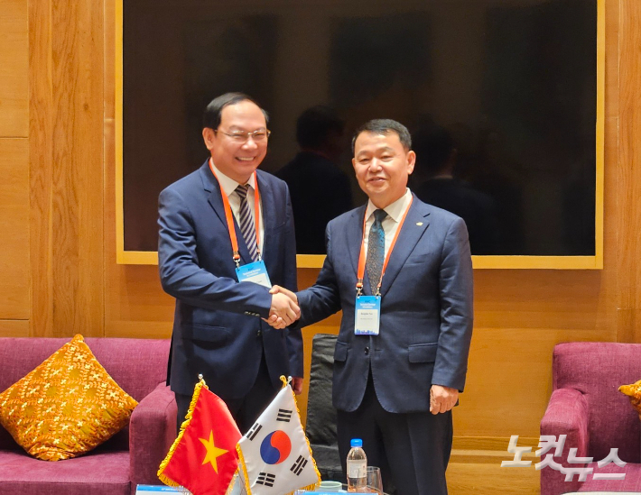 베트남 농업환경부 차관(왼쪽)과 윤석대 한국수자원공사 사장이 면담 직후 기념촬영을 하고 있다. 인상준 기자