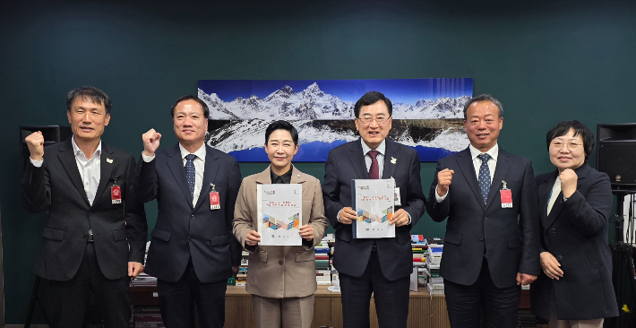 주낙영 경주시장이 국회를 방문해 김재원 의원을 만나 주요 현안사업 국비지원을 요청했다(왼쪽부터 고영달 경제산업국장, 임동주 문화관광국장, 김재원 의원, 주낙영 경주시장, 최원학 도시개발국장, 유용숙 중앙협력사무소장). 경주시 제공