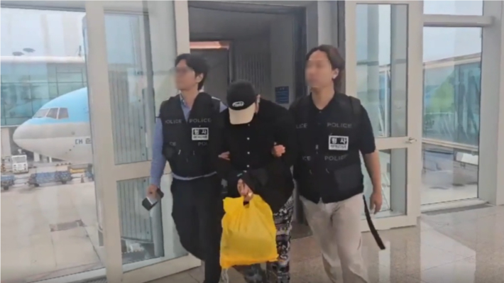 캄보디아에 거점을 두고 투자 리딩방 사기로 194억 원을 가로챈 범죄조직의 한국인 관리책인 A(37)씨가 한국으로 송환되고 있다. 서울경찰청 광역수사단 제공