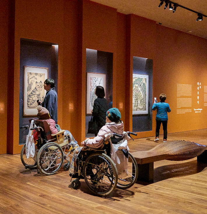 호작도를 자세히 감상하는 초청 가족들. 리움미술관 제공