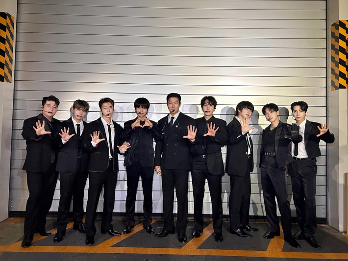 슈퍼주니어는 본 그룹 활동 외에도 여러 유닛을 만들어 활동했다. 슈퍼주니어 공식 페이스북